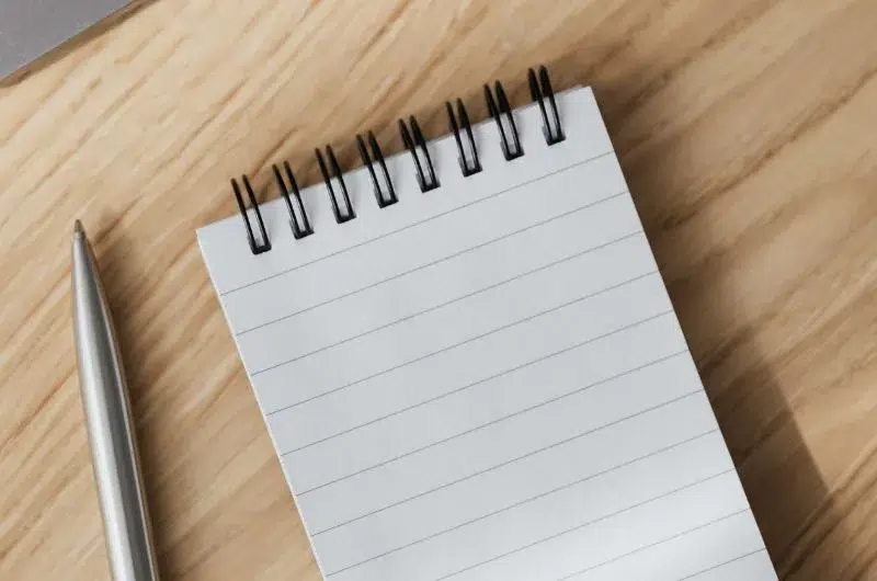 Écrire des mantras et les répéter est une bonne manière d'avancer dans la vie avec positivité. 